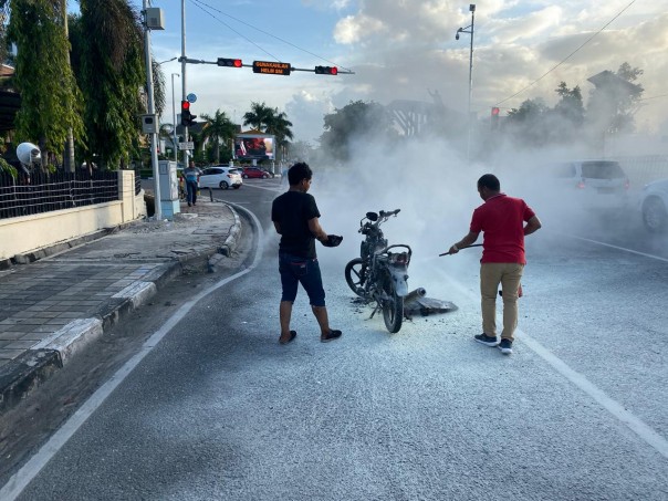 Sepeda motor terbakar di jalan sudirman pekanbaru. (foto. Istimewa)