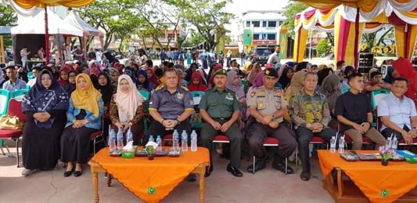 Bupati Indragiri Hulu, H. Yopi Arianto SE membuka secara resmi Festival Musik se Riau yang ditaja Badan Eksekutif Mahasiswa (BEM) Sekolah Tinggi Ilmu Ekonomi Indragiri (STIE-I) Rengat (foto/Rou)