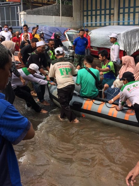 FPI saat melakukan evakuasi terhadap korban banjir Jakarta. (R24/twitter)