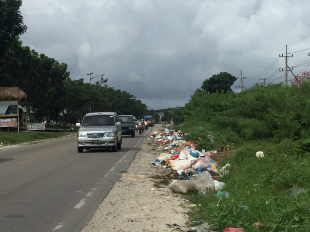 Sampah menumpuk di ruas Jalan Air Hitam kecamatan Payung Sekali (R24/put)