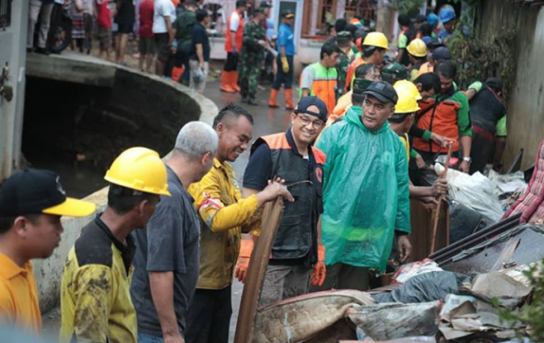 Gubernur DKI Jakarta, Anies Baswedan saat melakukan kerja bakti bersama warga di Kelurahan Makassar, Kecamatan Makassar, Jakarta Timur (Foto: IG Anies Baswedan)