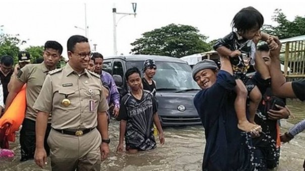 Gubernur DKI Jakarta Anies Baswedan meninjau warga yang menjadi korban banjir baru-baru ini. Foto: int 