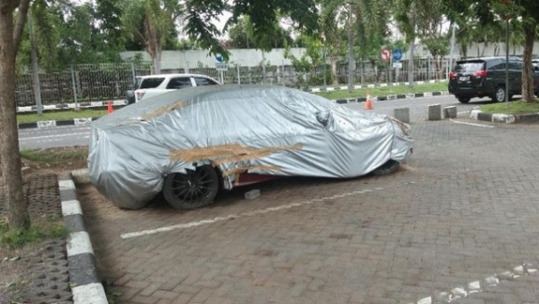 Begini kondisi BMW merah yang sudah 4 tahun nangkring di areal parkir Bandara I Gusti Ngurah Rai Denpasar, Bali. Foto: int 