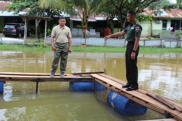 Anggota Staf Teritorial Kodim 0314/Inhil melakukan gotongroyong membuat keramba ikan (foto/int)