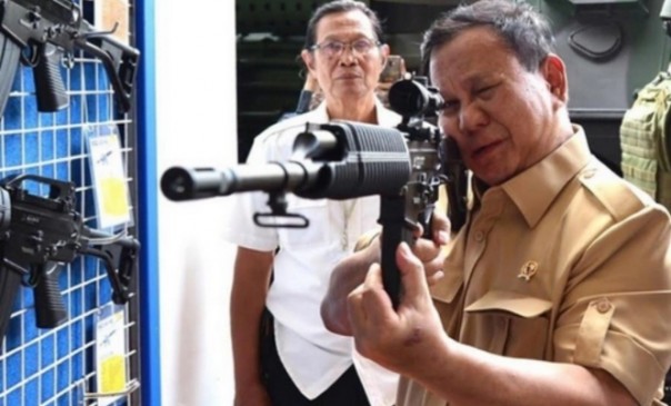 Menteri Pertahanan Prabowo Subianto saat mengecek persenjataan (foto/int)