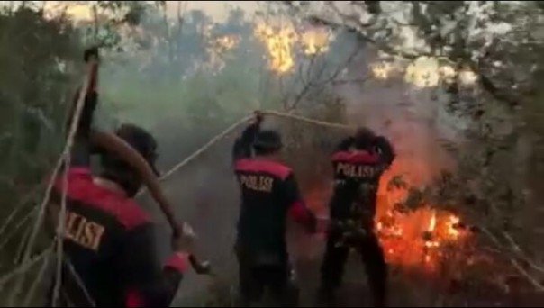Kepolisian Resor Kabupaten Bengkalis tidak hanya melakukan pemadaman terhadap kebakaran yang terjadi di Desa Pedekik (foto/int)