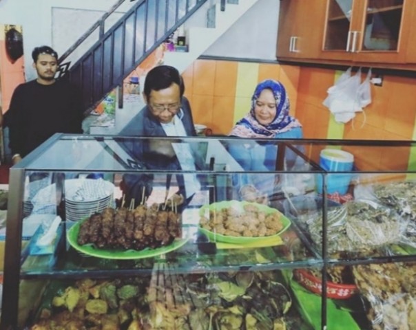 Menko Polhukam Prof Mahfud MD makan-makanan tradisional (foto/int)