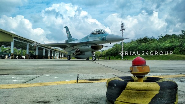 Pesawat Tempur F16 Lanud Rsn bersiap take off untuk mengamankan wilayah Natuna. Foto (Amri/Riau24Group).