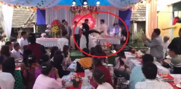 Rekaman video yang menunjukkan seorang pengantin pria mengamuk di tengah acara resepsi pernikahannya. Rekaman ini telah viral di media sosial. Foto: int 
