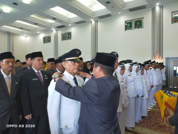 70 orang Pejabat Administrator (eselon III) di lingkungan Pemerintah Kabupaten (Pemkab) Bengkalis resmi dilantik Bupati Bengkalis Amril Mukminin (foto/Hari)
