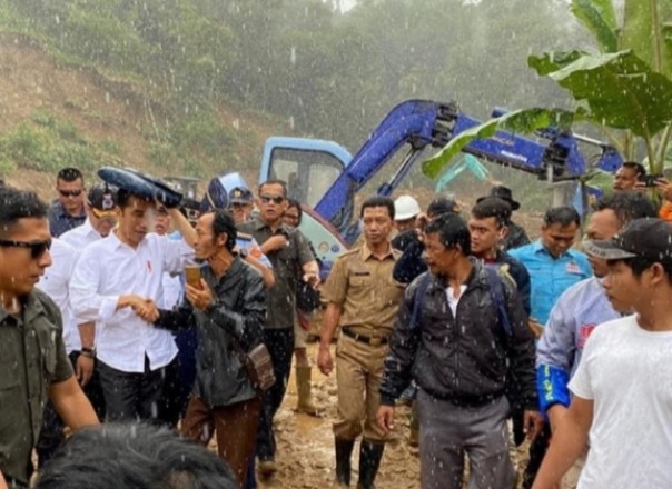 Presiden Joko Widodo meninjau situasi Bogor pasca banjir (foto/int)