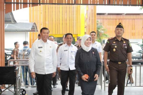 Wali Kota Pekanbaru Dr. H. Firdaus ST MT bersama Kepala Kejaksaan Tinggi Riau Mia Amiati ketika mengunjungi Mall Pelayanan Publik Pekanbaru, di Jalan Jenderal Sudirman, Pekanbaru, Rabu (8/12020) pagi