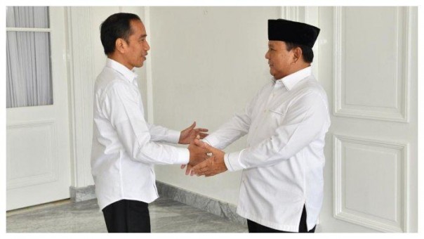 Presiden Jokowi bersalaman dengan Menhan Prabowo Subianto