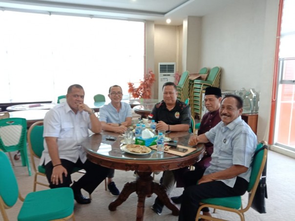 Sekretaris DPC Partai Demokrat Kabupaten Indragiri Hulu, Supri Handayani SE melakukan pertemuan dengan Ketua DPD II Golkar Inhu, Yopi Arianto (foto/Rouf) 