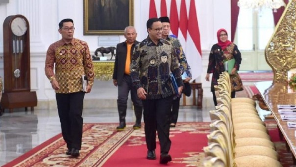 Gubernur DKI Jakarta Anies Baswedan bersama Gubernur Jawa Barat Ridwan Kamil saat mengikuti rapat di Istana Negara. Foto: int 