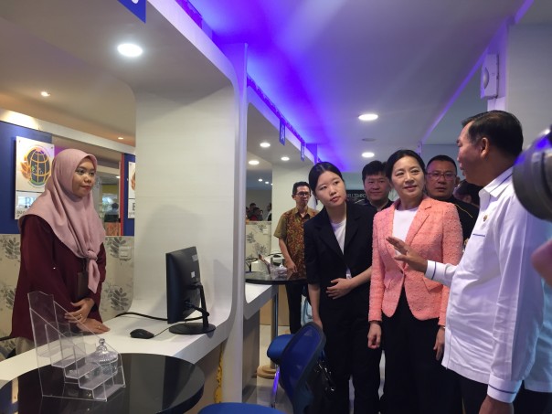 Walikota Pekanbaru, Firdaus saat menemani Konjen Tiongkok, Qiu Weiwei berkeliling MPP untuk melihat pelayanan. (R24/put)