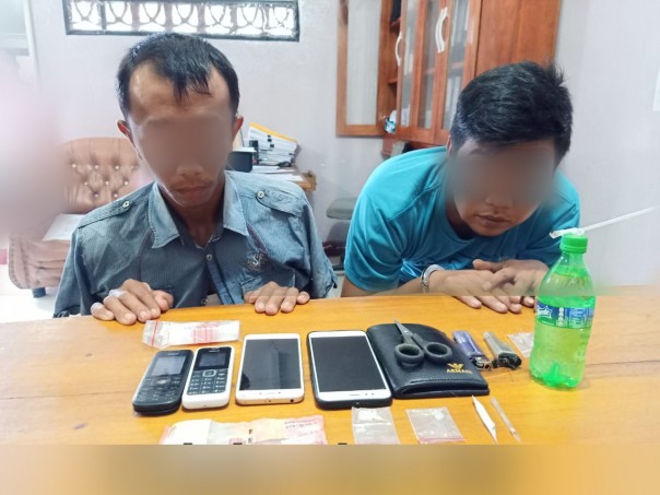 Tim opsnal reskrim Polsek kecamatan Mandau, Kabupaten Bengkalis meringkus dua orang pelaku narkotika jenis sabu (foto/Hari)