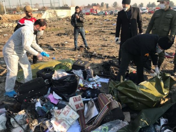 Barang-barang milik penumpang Ukrine International Airlines dikumpulkan di lokasi jatuhnya pesawat di pinggiran Teheran, Iran. Foto/REUTERS/WANA