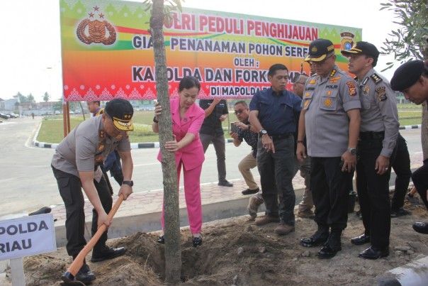 Kapolda Riau Irjen Pol Agung Setya Imam Effendi bersama istri serta PJU Polda Riau menanam pohon di Halaman Gedung Mapolda Riau yang baru. 