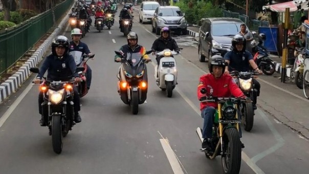 Jokowi tengah mengendarai sepeda motor siang hari di mana lampunya tampak tak menyala. Foto: int 