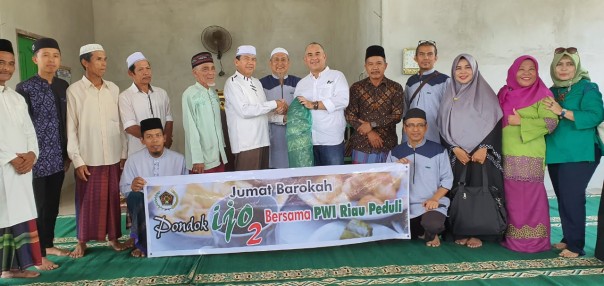 PWI Riau Peduli Dan Sahabat Pondok Ijo Serahkan 16 Gulung Karpet Sajadah ke Masjid Al Furqon Aur Sati