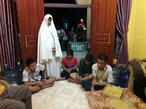 Remaja yang melakukan prank diamankan warga dan digiring ke rumah RW di Kelurahan Mentangor, Pekanbaru. (R24/istimewa)