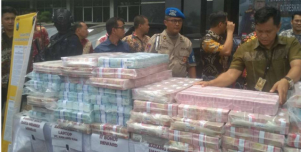 Uang yang diamankan Polda Jawa Timur dari investasi ilegal MeMiles. Foto: int 