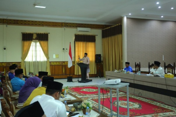 Bupati Siak Alfedri meminta para Penghulu Kampung se-Kabupaten Siak untuk dapat  menyesuaikan pola pemanfaatan dana desa (foto/Lin)