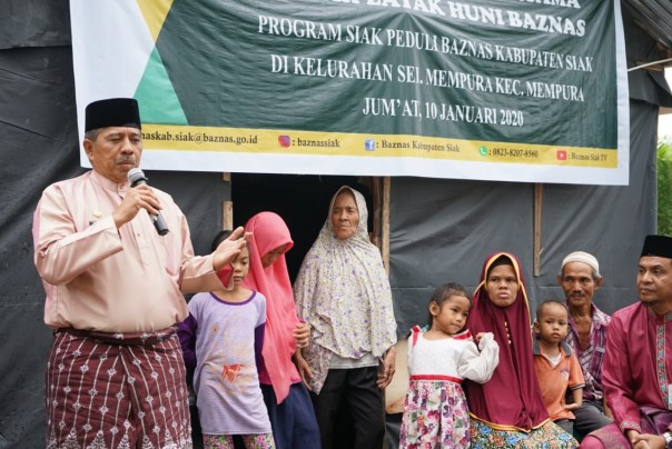Bupati Siak Alfedri temui warga tidak mampu di Dusun Tanjung Agung kelurahan Mempura (foto/Lin)