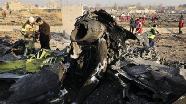 Puing-puing pesawat Ukraina yang jatuh tak lama setelah lepas landas dari Bandara Internasional Iran. Foto: int 