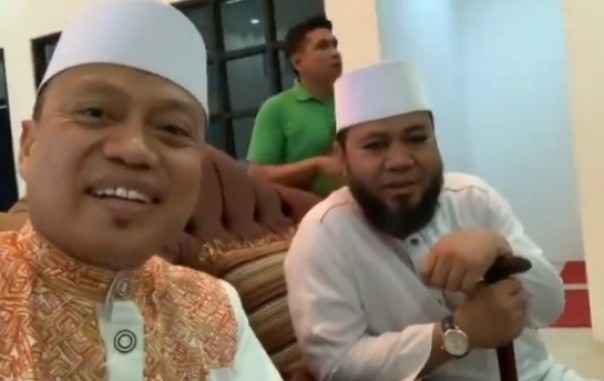 Ustadz Das'ad Latif bersama Walikota Bengkulu Helmi Hasan (foto/int)