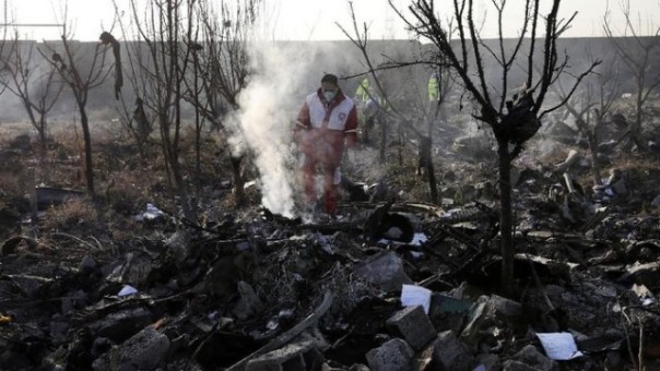 Puing-puing pesawat Ukraina yang jatuh setelah diserempet rudal milik militer Iran. Foto: int 