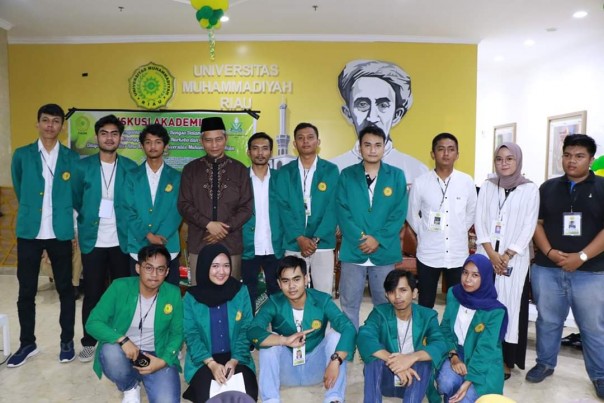 Moment Foto bersama Wakil Walikota Pekanbaru, Ayat Cahyadi bersama mahasiswa Fikom UMRI. (R24/put)