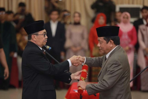 Gubernur Riau Syamsuar saat melantik Yan Prana sebagai Sekdaprov Riau beberapa waktu lalu