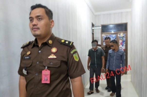 Kejaksaan Negeri Bengkalis melalui Pidana Khusus tahan dua orang tersangka kasus dugaan korupsi UED-SP Bukit Batu, Kecamatan Bengkalis (foto/Hari)