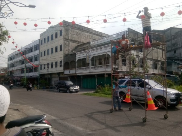 Manager Unit Layanan Pelanggan PLN Bengkalis Hasdedy, Senin 13 Januari 2020 kepada sejumlah wartawan mengatakan bahwa terkait pemasangan lampion menjelang perayaan imlek, akan digunakan daya multiguna (foto/Hari)