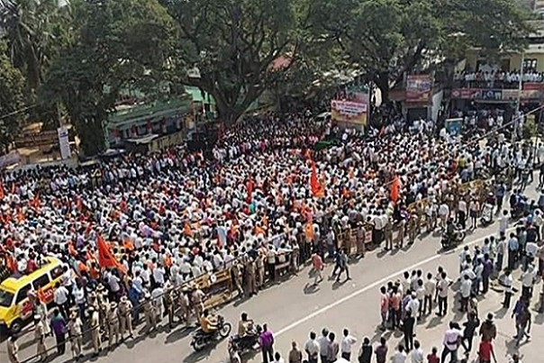 Massa Rashtriya Swayamsevak Sangh, komunitas Hindu garis keras di India, berdemo menentang rencana pendirian patung raksasa Yesus. Foto/indianexpress.com