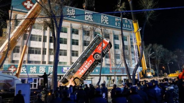 Mengerikan, Sebuah Lubang Raksasa Menelan Sebuah Bus di China, Enam Orang Tewas Mengenaskan