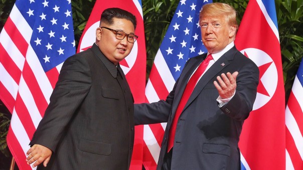 Presiden Amerika Donald Trump saat bertemu Pemimpin Korea Utara Kim Jong-un (foto/int)