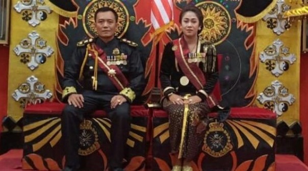 Toto Santoso (42) dan Fanni Aminadia (41) yang mengaku sebagai Raja dan Ratu Keraton Agung Sejagat diamankan Polda Jawa Tengah karena dinilai menimbulkan keresahan. Foto: int 
