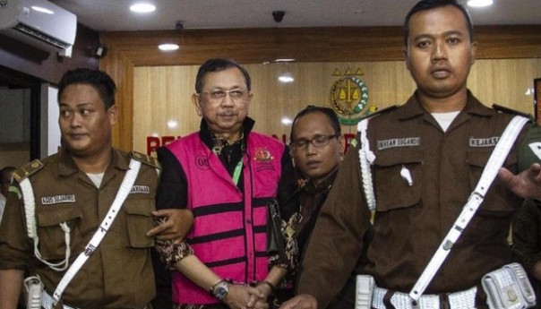 Eks Dirut Jiwasraya Hendrisman Rahim mengenakan jaket tersangka setelah menjalani pemeriksaan di Kejaksaan Agung RI. Foto: int 