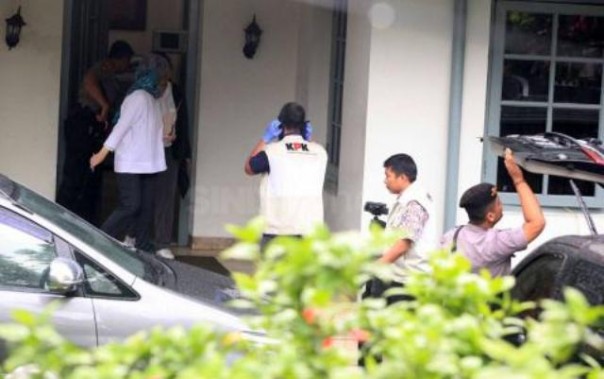 Penyidik KPK menggeledah ruang kerja komisioner KPU Wahyu Setiawan yang telah ditetapkan tersangka kasus suap PAW DPR RI dari PDIP. Foto: int 