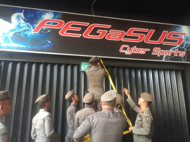 Tim Yustisi menyegel Pegasus Cyber Sport salah satu warnet game online di Jalan Srikandi (R24/put)