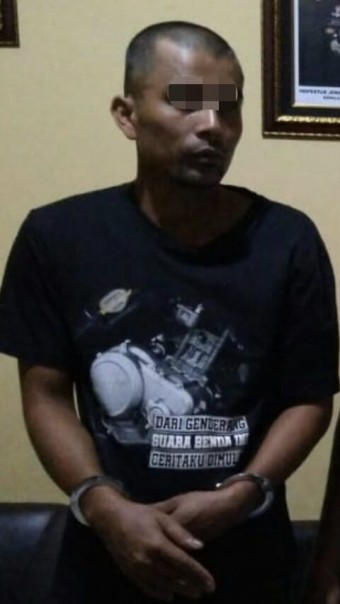 Seorang Karyawan PT KAT 3 Div 3 Desa Kelesa Kecamatan Seberida, Kabupaten Indragiri Hulu (Inhu) berinisial EG (37) ditangkap polisi (foto/int)