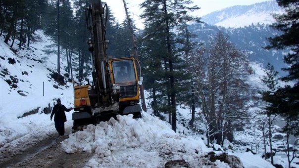 Ajaib, Terkubur Selama Belasan Jam di Bawah Salju Gadis Pakistan Ini Ditemukan Dalam Kondisi Hidup 
