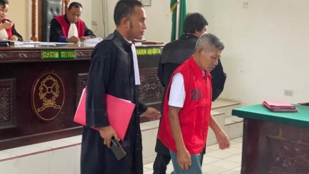 Kakek Samirin menjalani persidangan di Pengadilan Negeri Simalungun, Sumatera Utara. Foto: int 