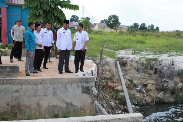 Wakil Walikota Pekanbaru, Ayat Cahyadi saat meninjau lokasi pembangunan jembatan dilingkungan warga perumahan belum lama ini. (R24/put)