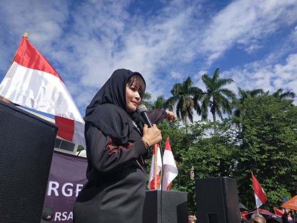 Kader PDIP Dewi Tanjung saat demo Anies Baswedan di Balai Kota