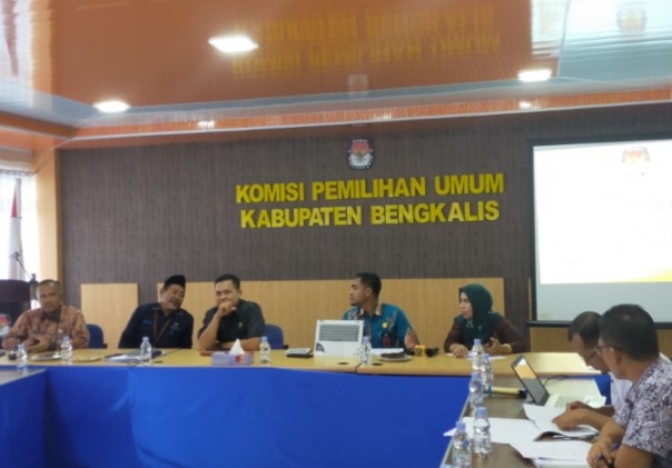 Komisi Pemilihan Umum (KPU) kabupaten Bengkalis menggelar fokus Group Discussion tentang pemuktahiran data pemilih pada pemilihan Bupati dan wakil bupati Bengkalis tahun 2020 (foto/Hari)