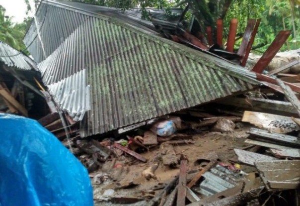 Salah satu rumah warga yang rusak parah di Tanah Datar, Sumbar, akibat dihantam galodo. Foto: int 